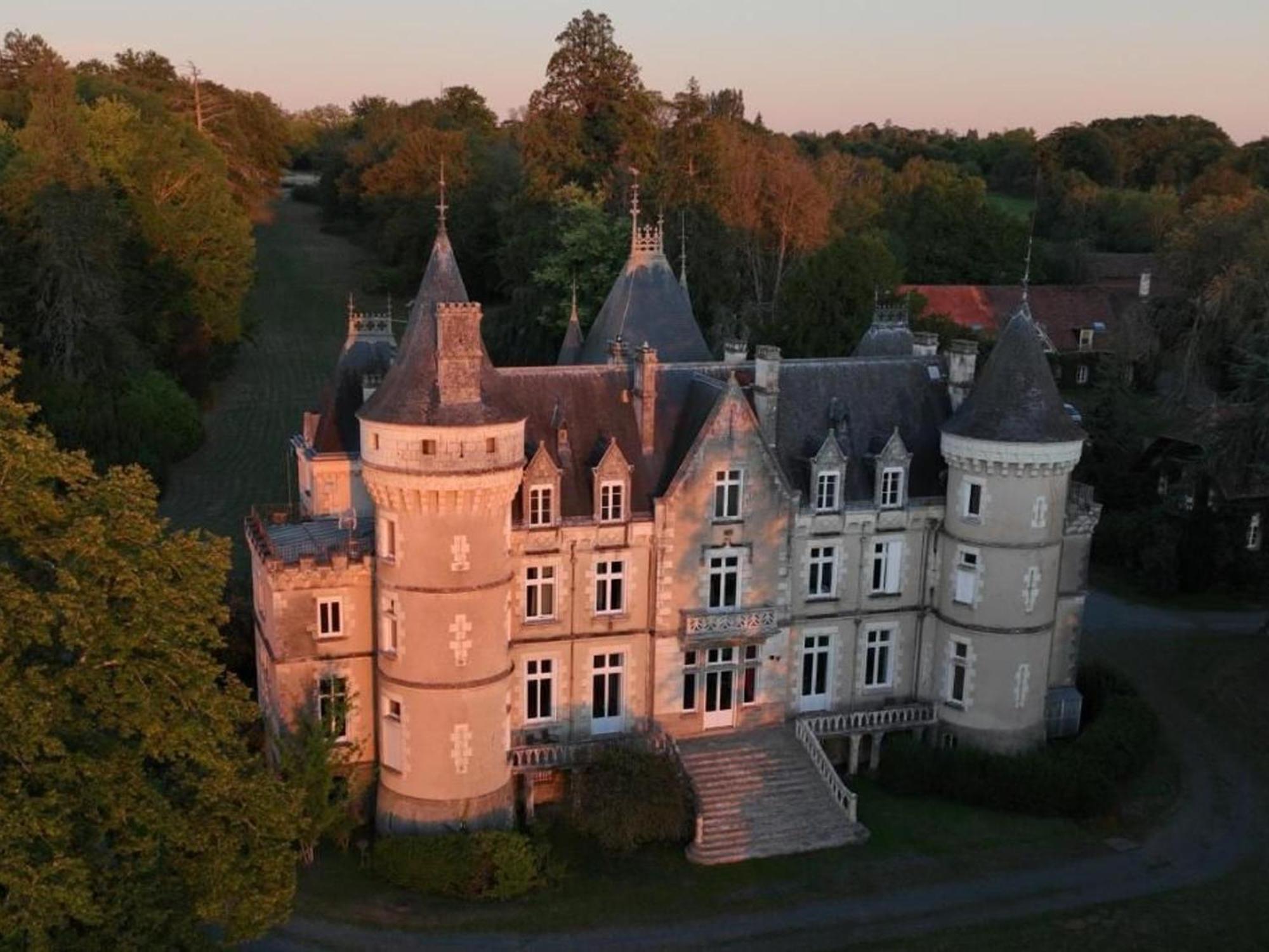 Sejour De Charme Au Chateau Avec Petit-Dejeuner Et Parking - Fr-1-591-705 Cluis Kültér fotó