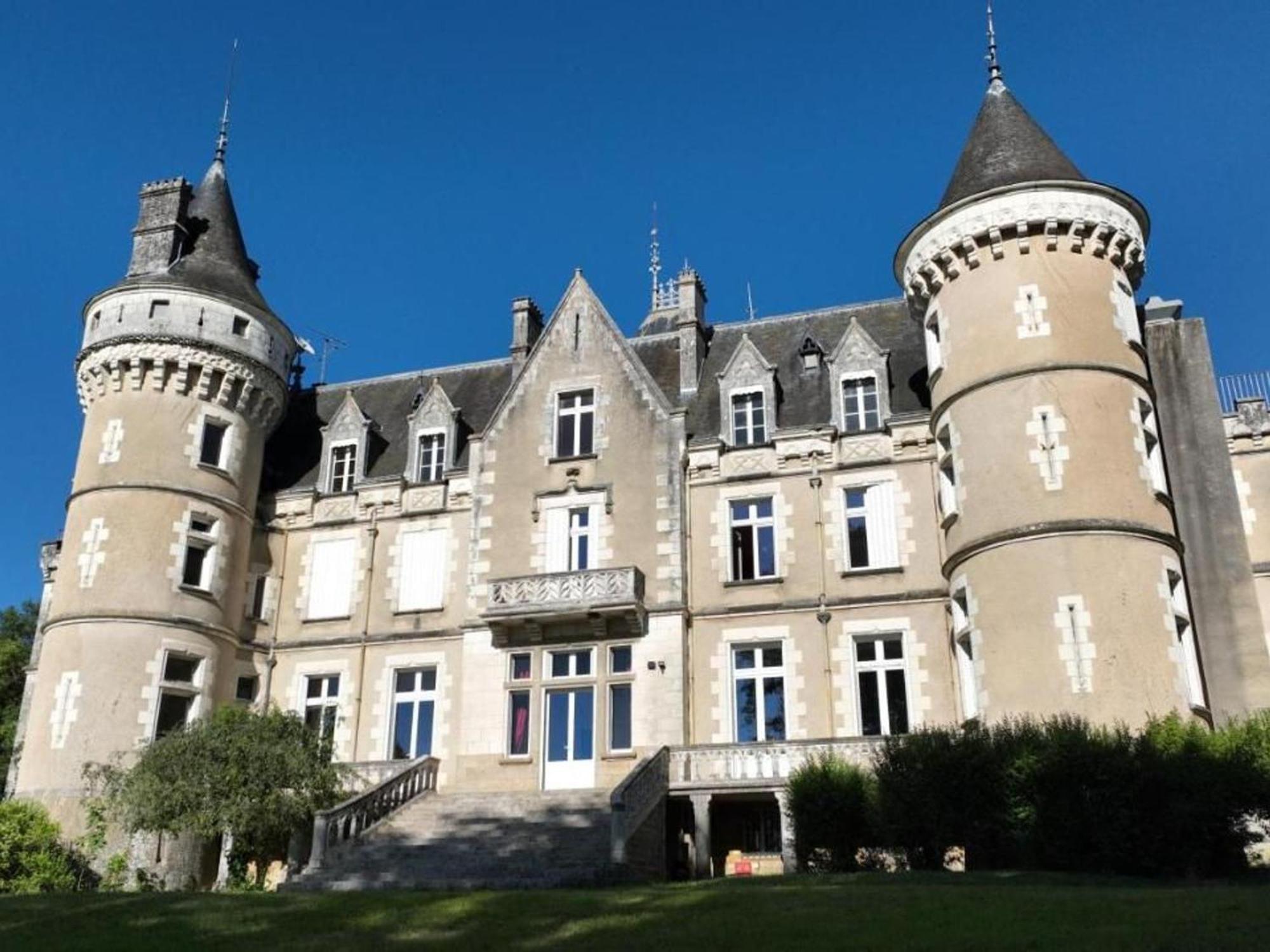 Sejour De Charme Au Chateau Avec Petit-Dejeuner Et Parking - Fr-1-591-705 Cluis Kültér fotó
